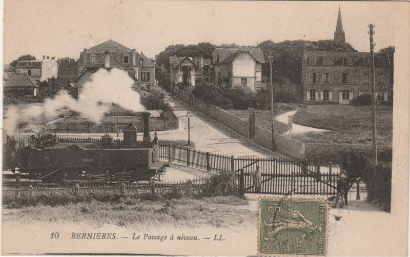 Carte postale ancienne Le Passage à niveau à Bernières-sur-Mer