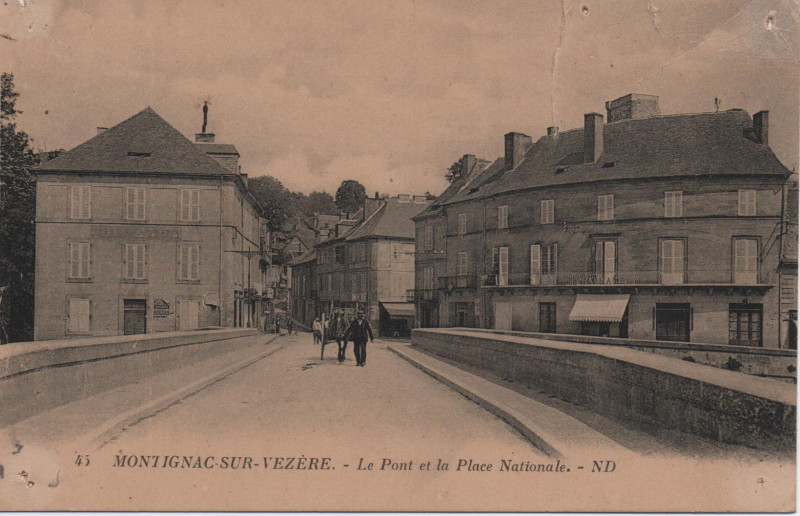 Carte postale ancienne Le pont et la place Nationale à Montignac