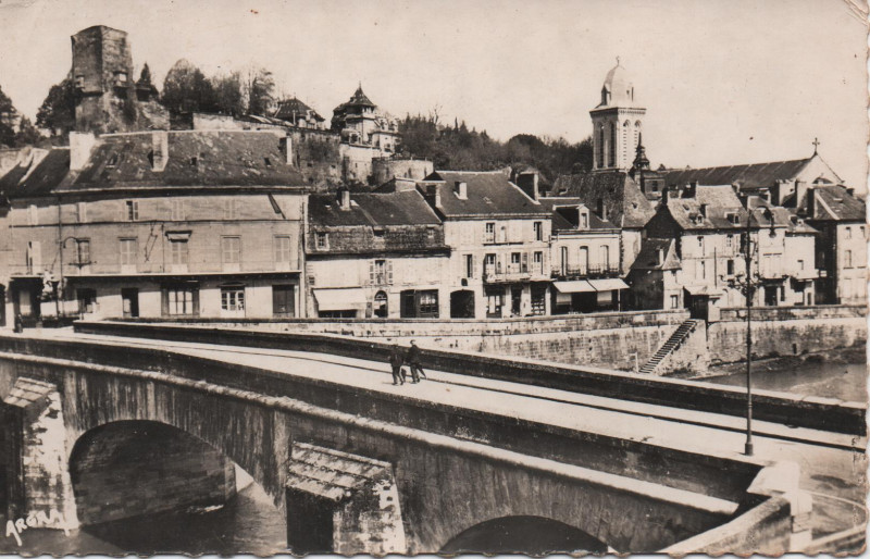 Carte postale ancienne Le pont sur la Vézère à Montignac