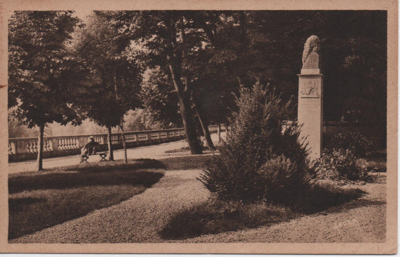 Carte postale ancienne Le square à Montignac