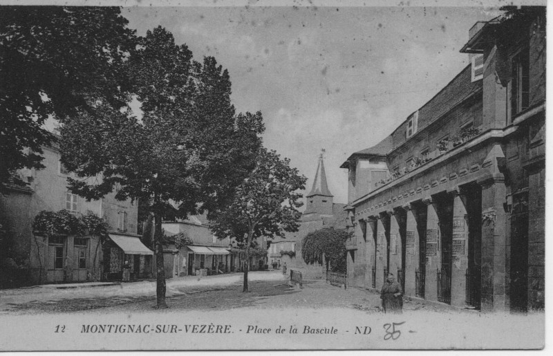 Carte postale ancienne Place de la bascule à Montignac