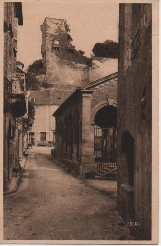 Carte postale ancienne Restes d'une des tours de l'ancien château à Montignac