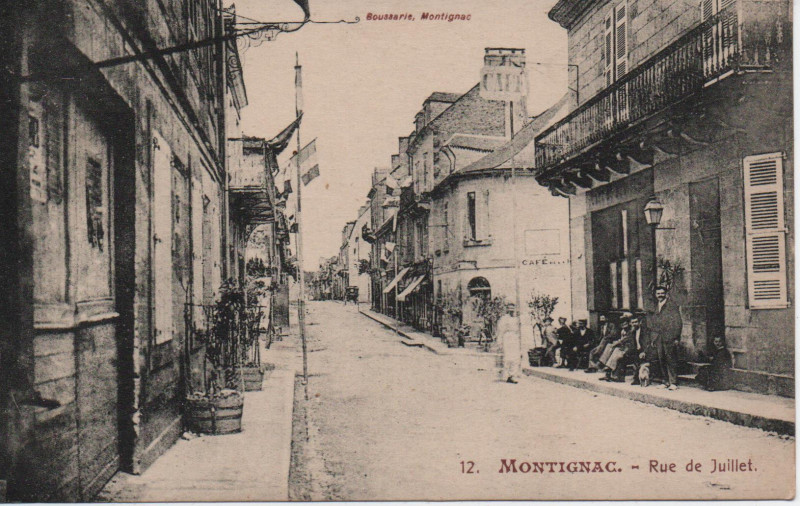 Carte postale ancienne Rue de juillet à Montignac