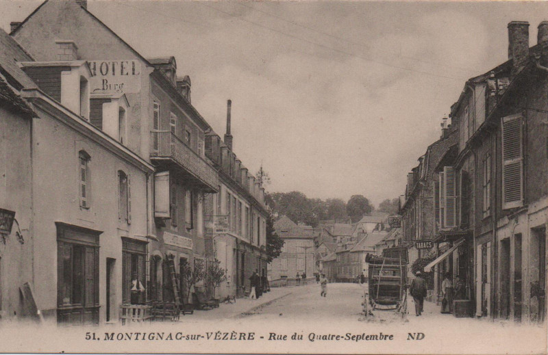 Carte postale ancienne Rue du Quatre-Septembre à Montignac