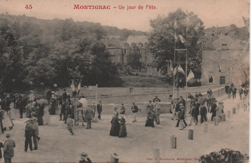 Carte postale ancienne Un jour de fête à Montignac