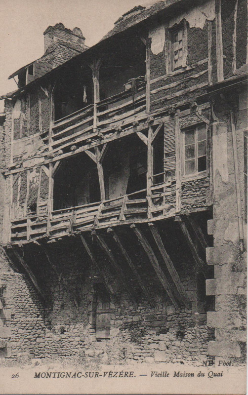 Carte postale ancienne Vieille maison du quai à Montignac