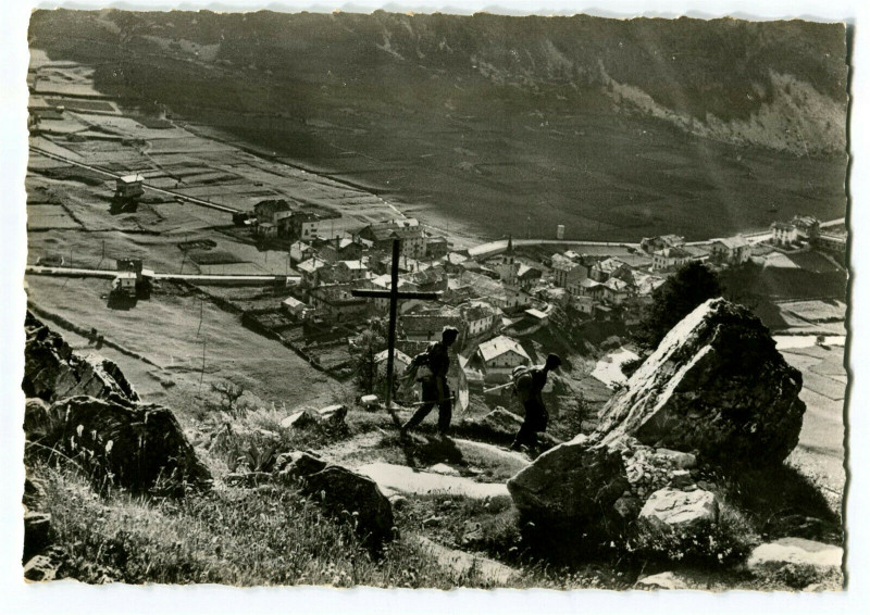 Carte postale ancienne Savoie Tignes L'ancien village submergé Le Chez-lieu animé à Tignes
