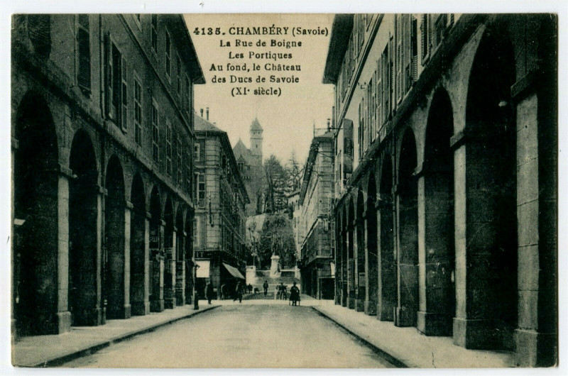 Carte postale ancienne Savoie Chambery La Rue de Boigne Les Portiques Château des Ducs