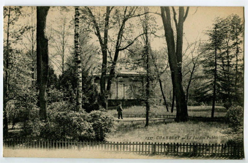 Carte postale ancienne Savoie Chambery Le Parc Public animé