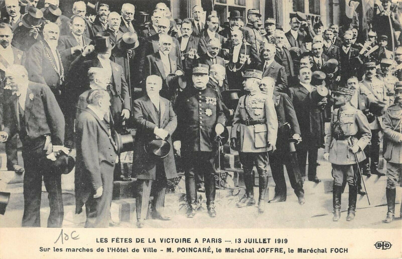 Carte postale ancienne Paris Sur Les Marches De L'Hotel De Ville Poincare Joffre Foch