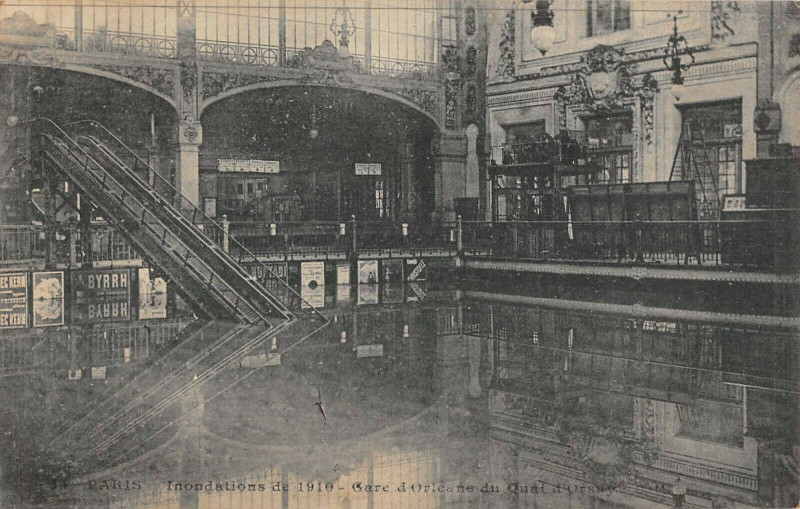Carte postale ancienne Inondations de 1910 - Gare d'Orléans du Quai d'Orsay à Paris 13e