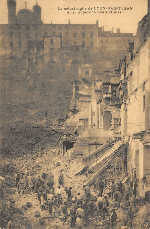 Carte postale ancienne Catastrophe De Lyon Saint Jean A La Recherche Des Victimes à Lyon