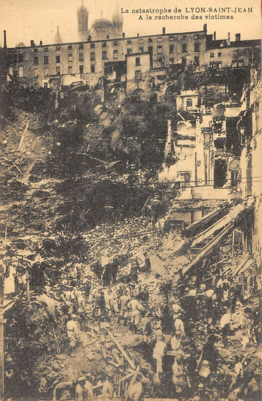 Carte postale ancienne Catastrophe De Lyon Saint Jean Recherche Des Victimes à Lyon