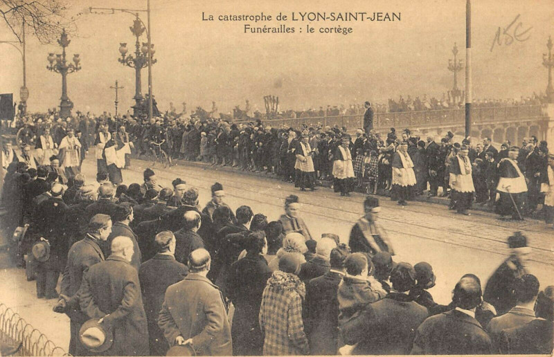 Carte postale ancienne Catastrophe De Lyon Saint Jean Funerailles Le Cortege à Lyon