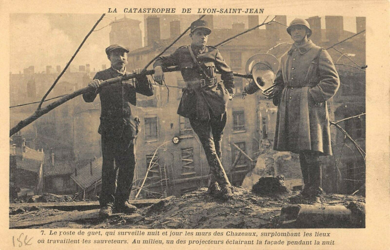 Carte postale ancienne Catastrophe De Lyon Saint Jean Le Poste De Guet Qui Surveille à Lyon