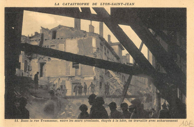 Carte postale ancienne Catastrophe De Lyon Saint Jean Dans La Rue Tramassac à Lyon