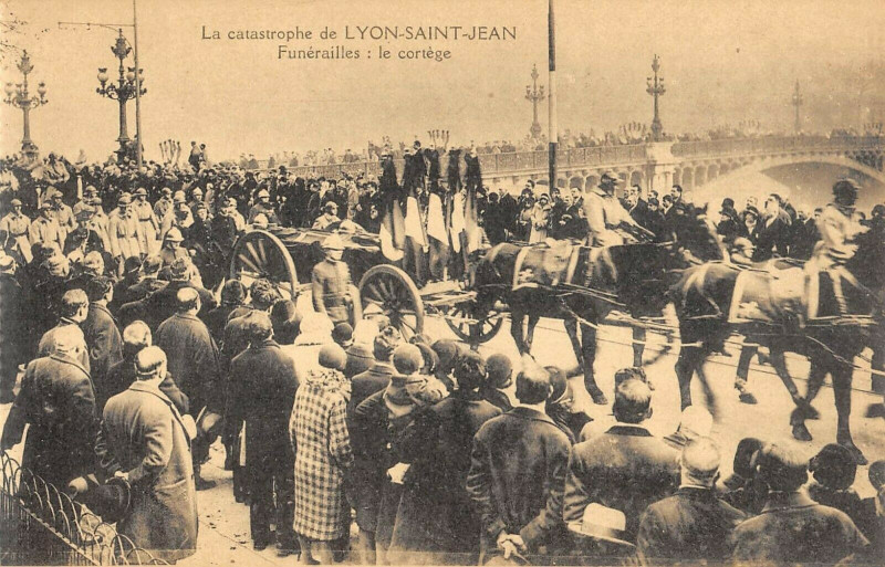 Carte postale ancienne Catastrophe De Lyon Saint Jean Funerailles Cortege à Lyon