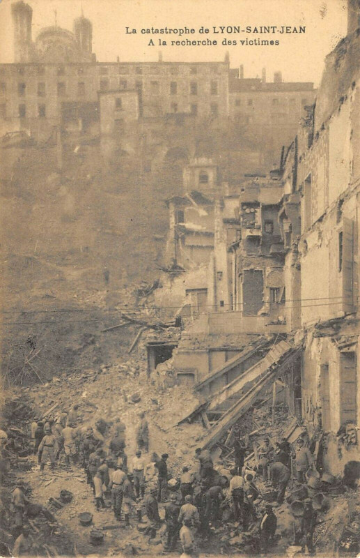 Carte postale ancienne Catastrophe De Lyon Saint Jean Lrecherche Victimes à Lyon
