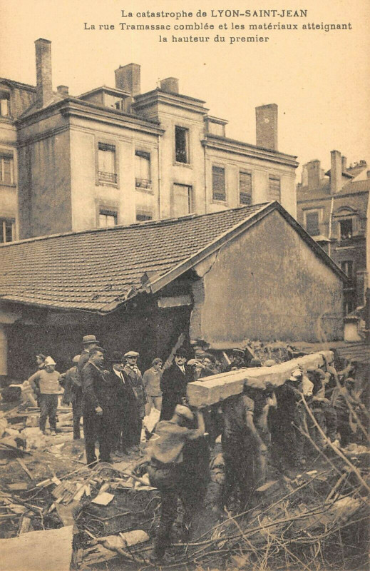 Carte postale ancienne Catastrophe De Lyon Saint Jean La Rue Tramassac Comblee à Lyon