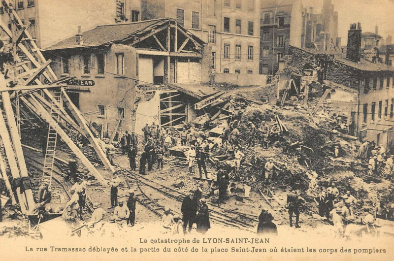 Carte postale ancienne Catastrophe De Lyon Saint Jean La Rue Tramassac Deblayee à Lyon