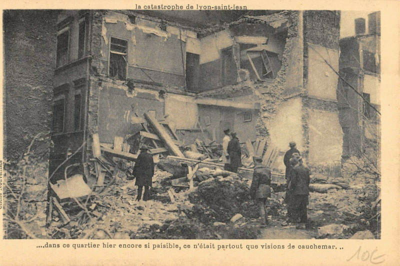 Carte postale ancienne Catastrophe De Lyon Saint Jean Dans Ce Quartier Hier Encore Si Paisible à Lyon
