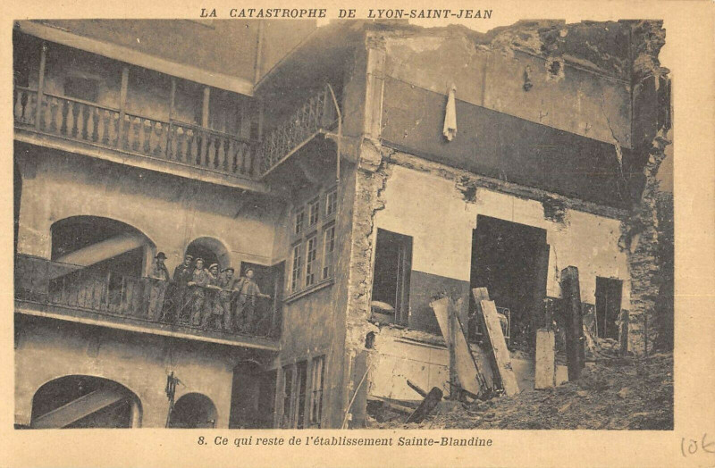 Carte postale ancienne Catastrophe De Lyon Saint Jean Sainte Blandine à Lyon