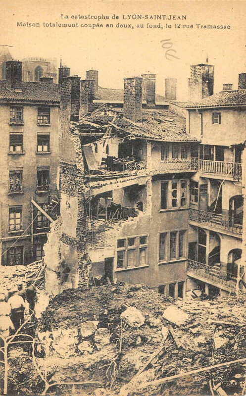 Carte postale ancienne Catastrophe De Lyon Saint Jean Maison Totalement Coupee En Deux à Lyon