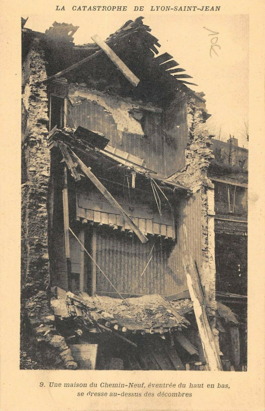 Carte postale ancienne Catastrophe De Lyon Saint Jean Une Maison D Chemin Neuf Eventree à Lyon