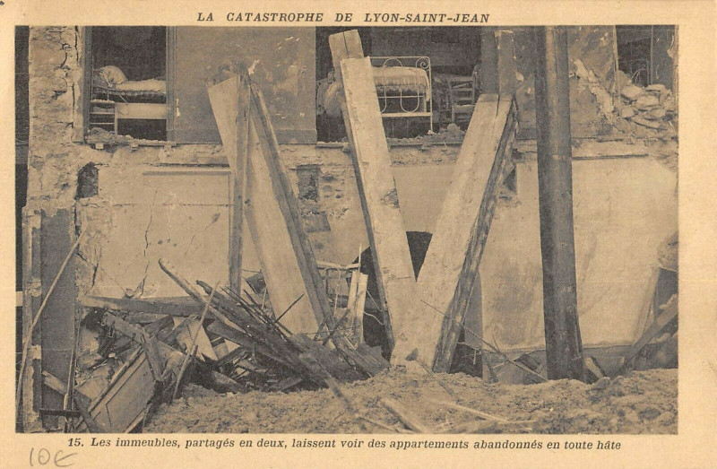 Carte postale ancienne Catastrophe De Lyon Saint Jean Les Immeubles Partages En Deux à Lyon