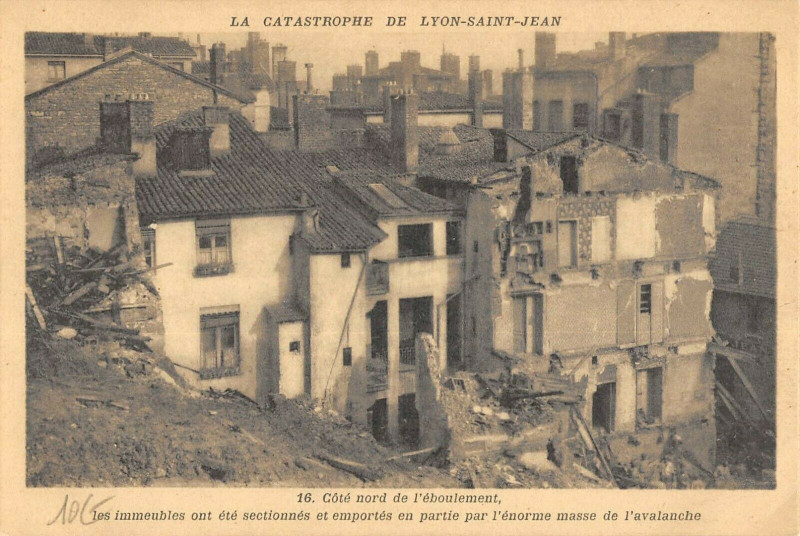 Carte postale ancienne Catastrophe De Lyon Saint Jean Les Immeubles Ont Ete Sectionnes à Lyon