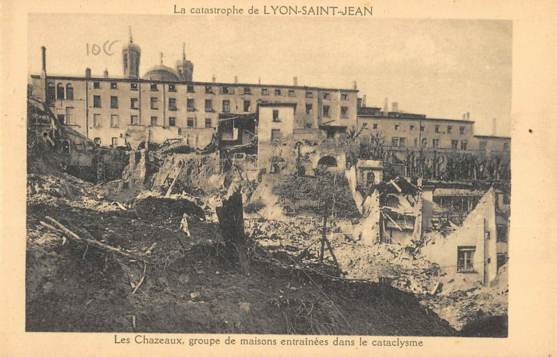 Carte postale ancienne Catastrophe De Lyon Saint Jean Les Chazeaux Groupe De Maisons à Lyon