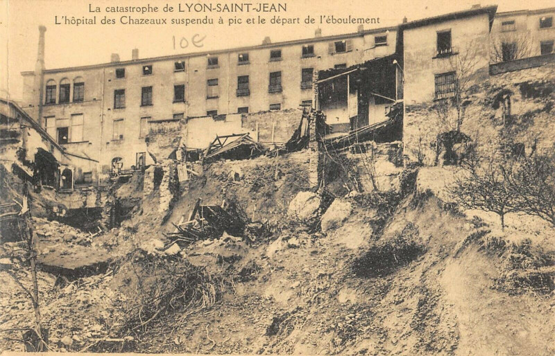 Carte postale ancienne Catastrophe De Lyon Saint Jean L'Hopital Des Chazeaux Suspendu A Pic à Lyon