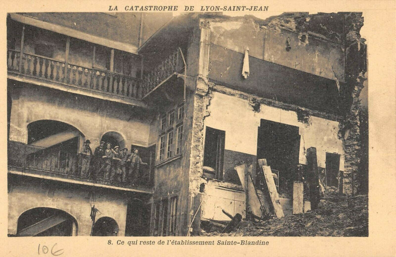 Carte postale ancienne Catastrophe De Lyon Saint Jean ce qui reste de l'etablissement  Blandine à Lyon