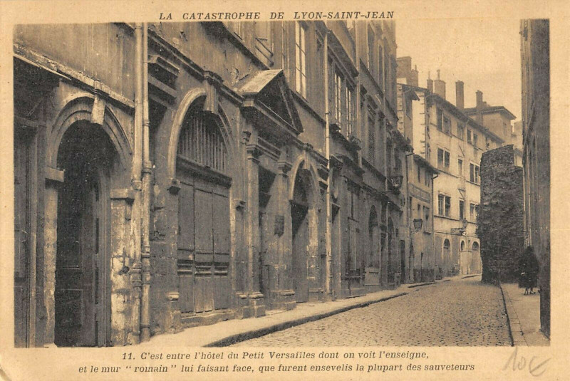 Carte postale ancienne Catastrophe De Lyon Saint Jean C'Est Entre L'Hotel Du Petit Versailles à Lyon