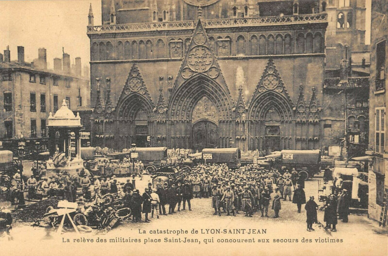 Carte postale ancienne Catastrophe De Lyon Saint Jean La Releve Des Militaires à Lyon
