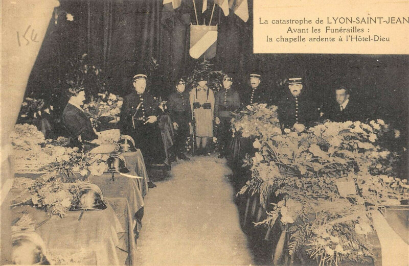 Carte postale ancienne Catastrophe De Lyon Saint Jean Avant Funerailles La Chapelle Ardente Hote à Lyon
