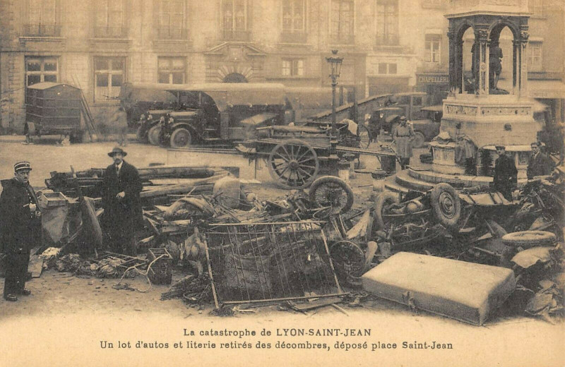 Carte postale ancienne Catastrophe De Lyon Saint Jean Un Lot D'Autos Et Literie Retires Des Deco à Lyon