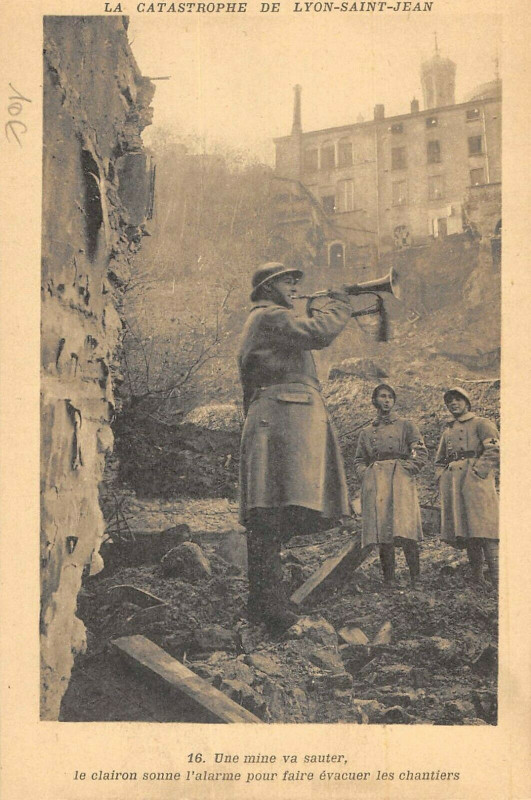 Carte postale ancienne Catastrophe De Lyon Saint Jean Une Mine Va Sauter Le Clairon Sonne à Lyon