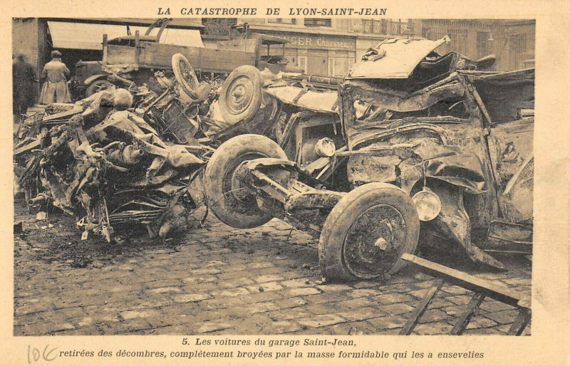 Carte postale ancienne Catastrophe De Lyon Saint Jean Les Voitures Du Garage Saint-Jean à Lyon