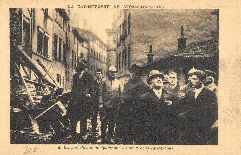 Carte postale ancienne Catastrophe De Lyon Saint Jean Les Autorites Municipales à Lyon