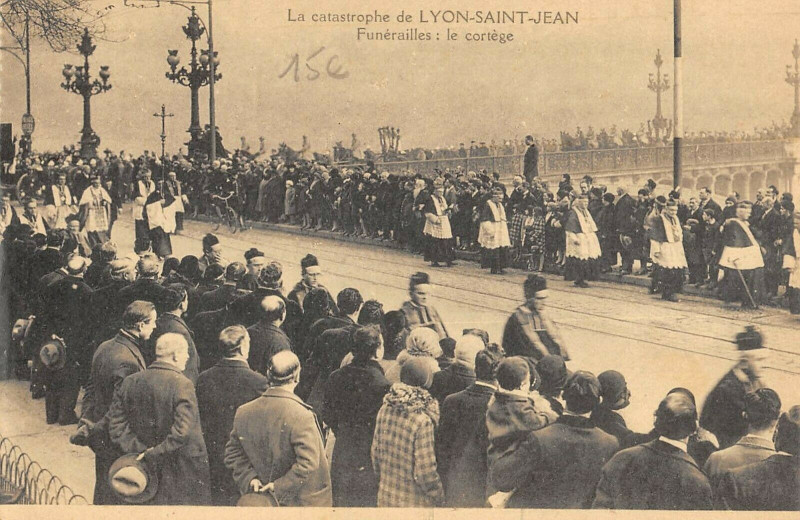 Carte postale ancienne Catastrophe De Lyon Saint Jean Funerailles Le Cortege à Lyon