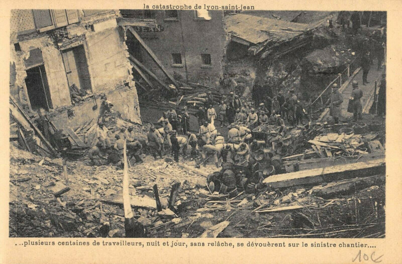 Carte postale ancienne Catastrophe De Lyon Saint-Jean Plusieurs Centaines De Travailleurs à Lyon