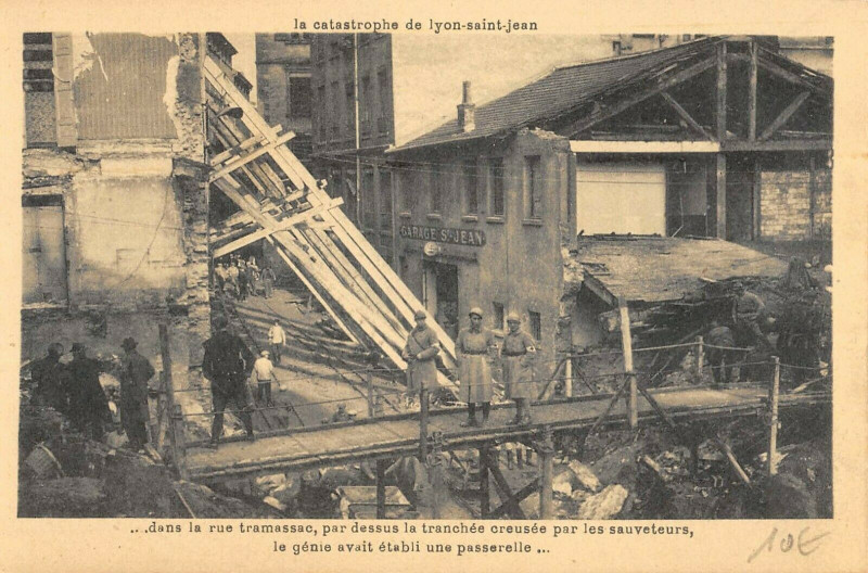 Carte postale ancienne Catastrophe De Lyon Saint-Jean Dans La Rue Tramassac Par Dessus à Lyon