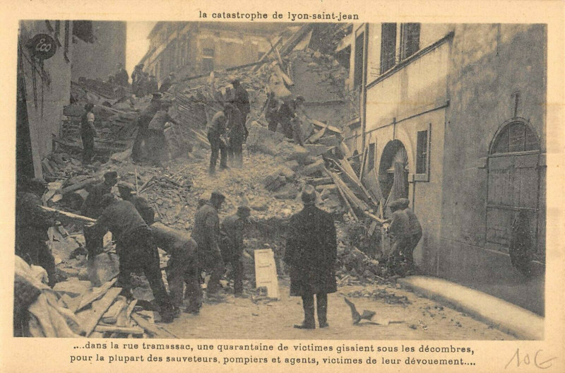 Carte postale ancienne La Catastrophe De Lyon Saint-Jean Dans La Rue Tramassac Quarantaine Victimes à Lyon