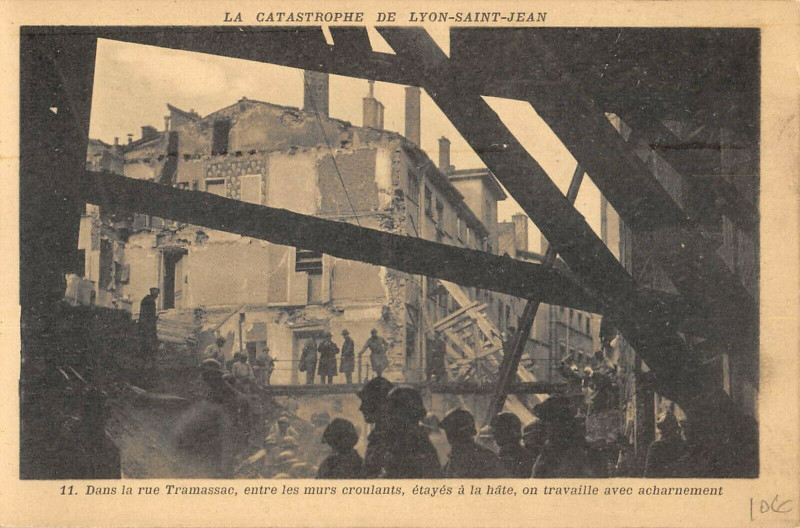 Carte postale ancienne La Catastrophe De Lyon Saint-Jean Dans La Rue Tramassac Murs Croulants à Lyon