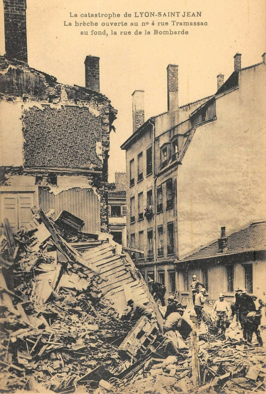 Carte postale ancienne La Catastrophe De Lyon Saint-Jean La Breche Ouverte Au N°4 Rue Tramassac à Lyon