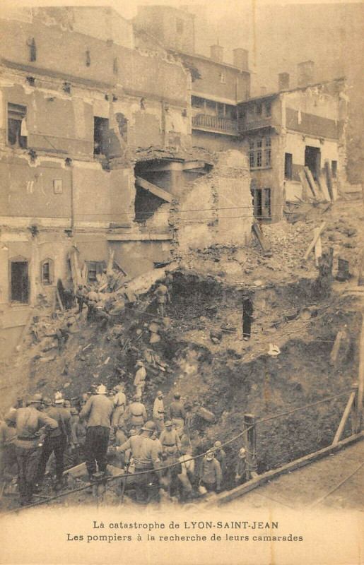 Carte postale ancienne La Catastrophe De Lyon Saint-Jean Les Pompiers A La Recherche Camarades à Lyon