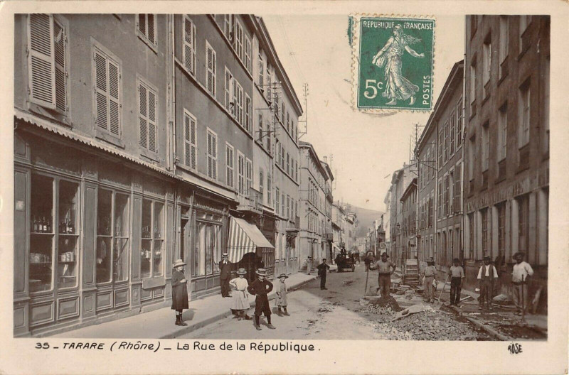 Carte postale ancienne Tarare La Rue De La Republique à Tarare