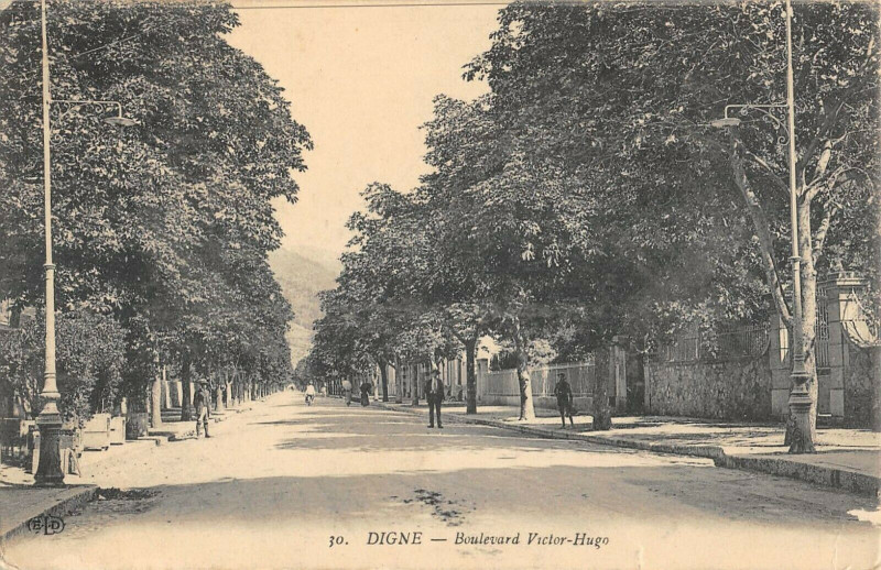 Carte postale ancienne Digne Boulevard Victor Hugo