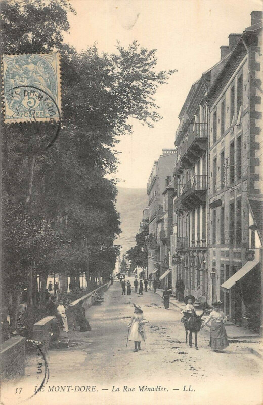 Carte postale ancienne Le Mont Dore La Rue Menadier à Mont-Dore